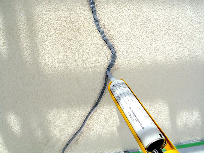 溝にシーリング材を充填している様子